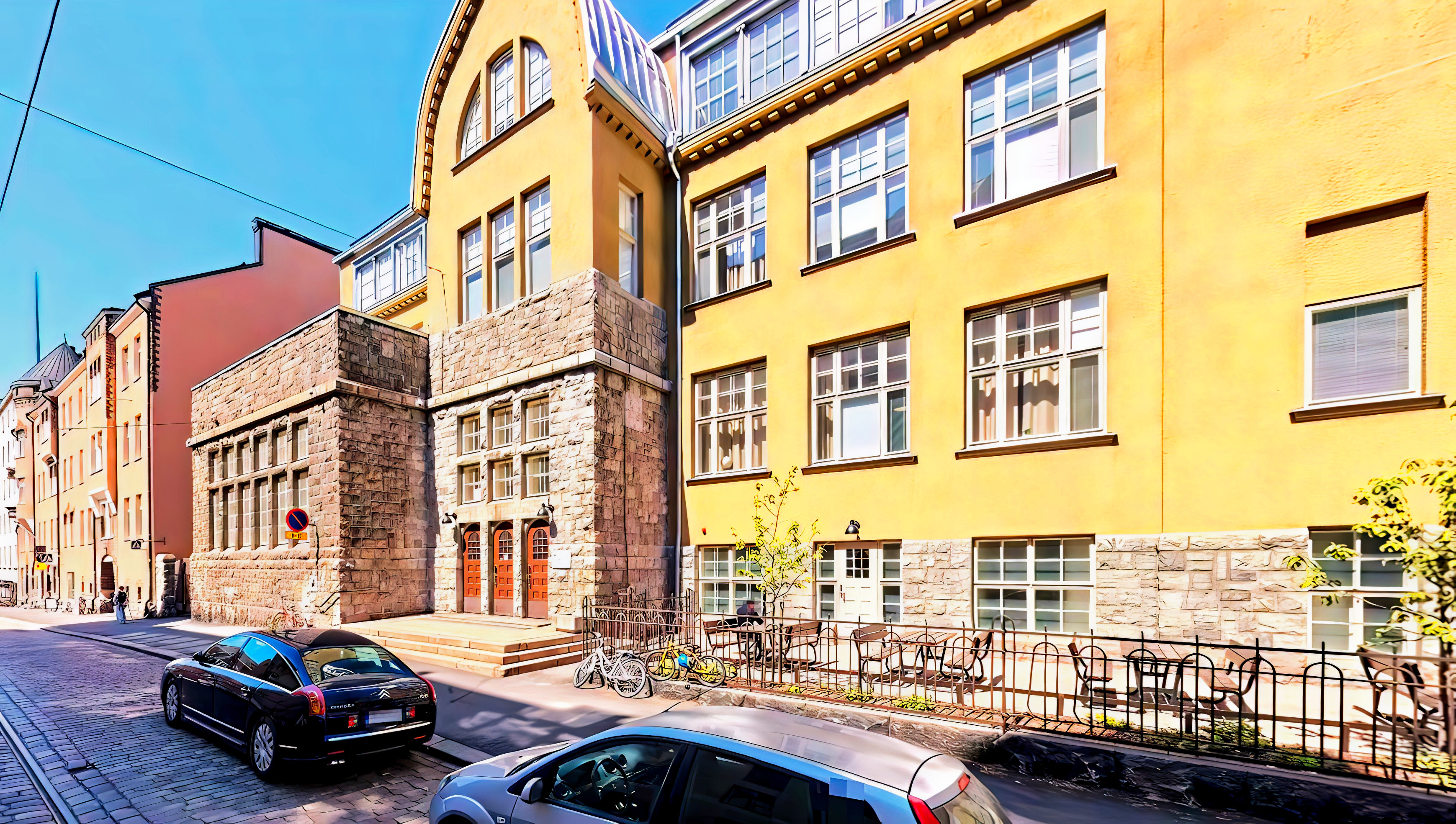 [Street view of Tehtaankatu 15-17]